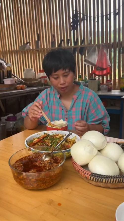 娱乐吃瓜酱摆摊